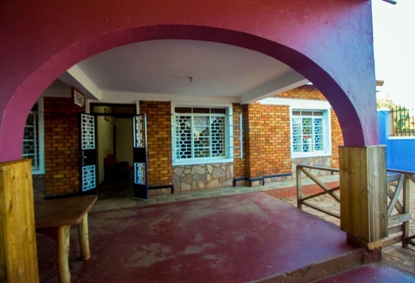 هتل Gorilla African Guest House