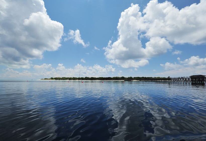 هتل Pom Pom Island Resort
