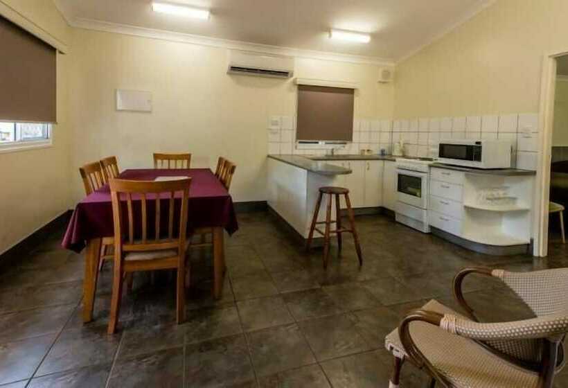 هتل Batchelor Holiday Park