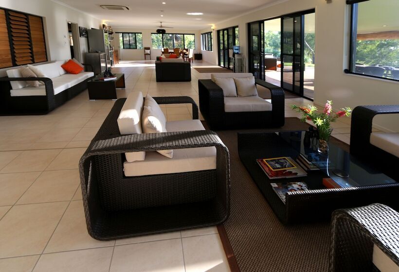 Отель Crystalbrook Lodge