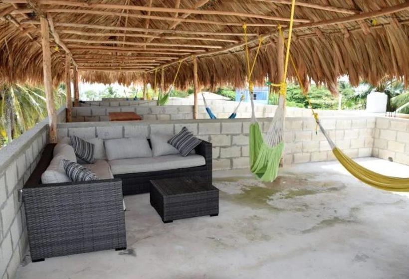 בית מלון כפרי The Beach Club Resort At Caye Caulker
