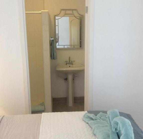 בית מלון כפרי The Beach Club Resort At Caye Caulker