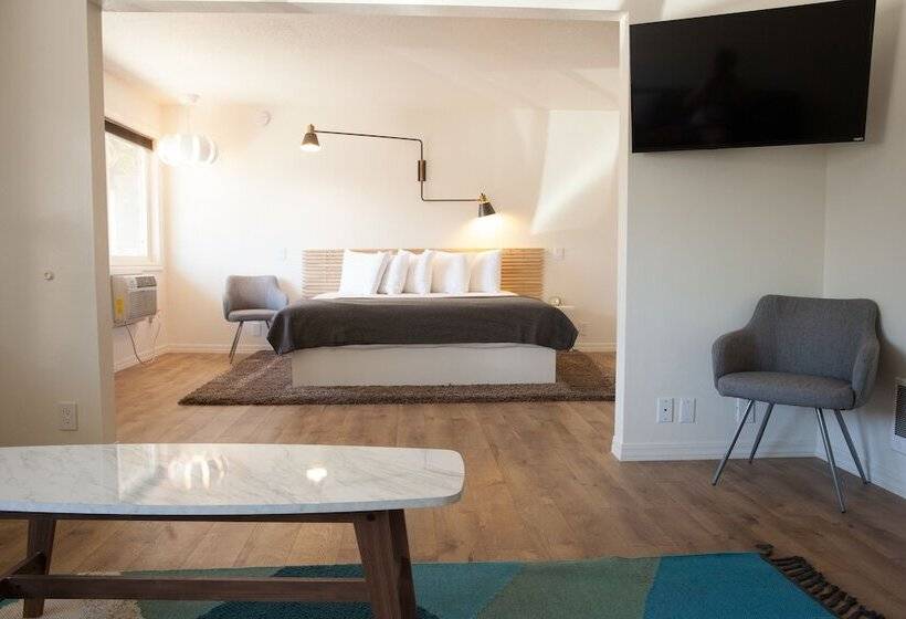 Monarch Motel