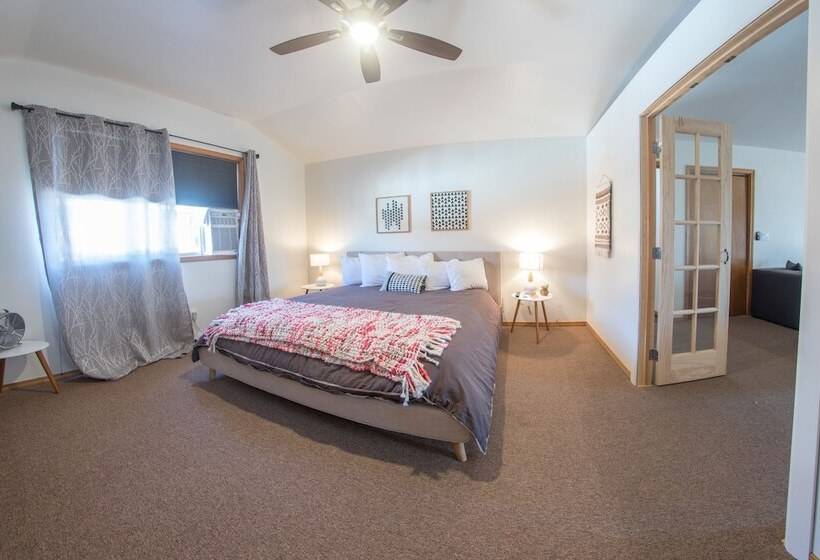 Monarch Motel