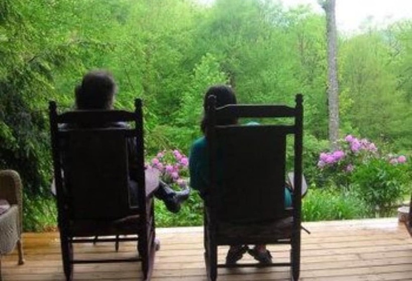ホテル Bald Mountain House Inn At The Wolf Laurel Resort