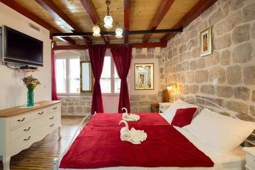 هتل Juliette's Palace Studios