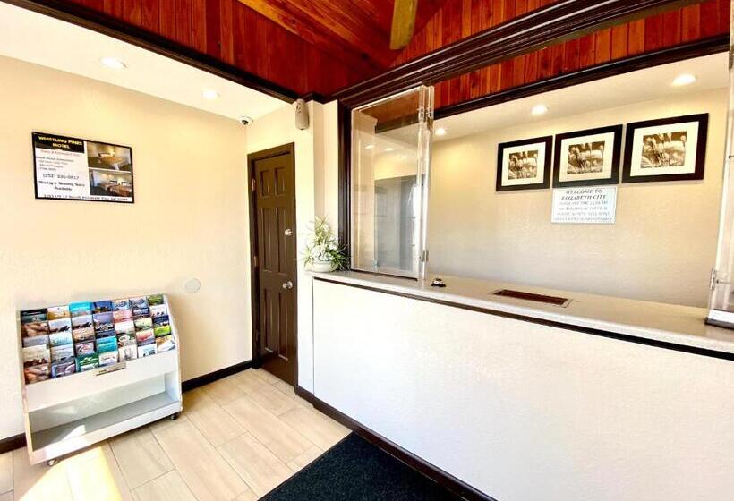 בית מלון כפרי Whistling Pines   Daily & Extended Stay, Elizabeth City