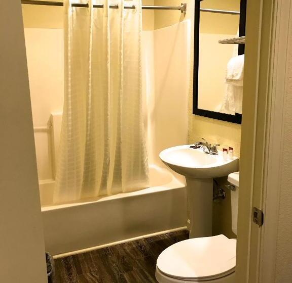 בית מלון כפרי Whistling Pines   Daily & Extended Stay, Elizabeth City