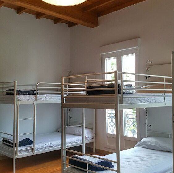 هتل Albergue Cruces De Iria   Hostel