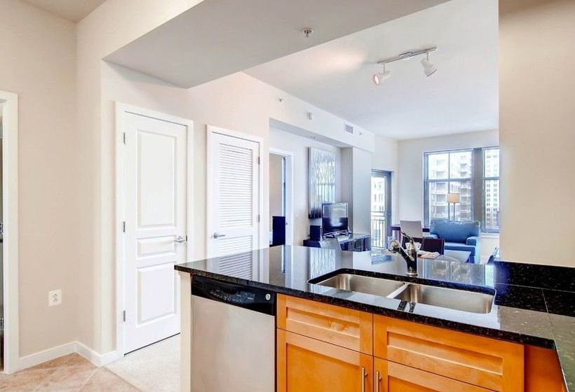 هتل Global Luxury Suites at Metropolitan South