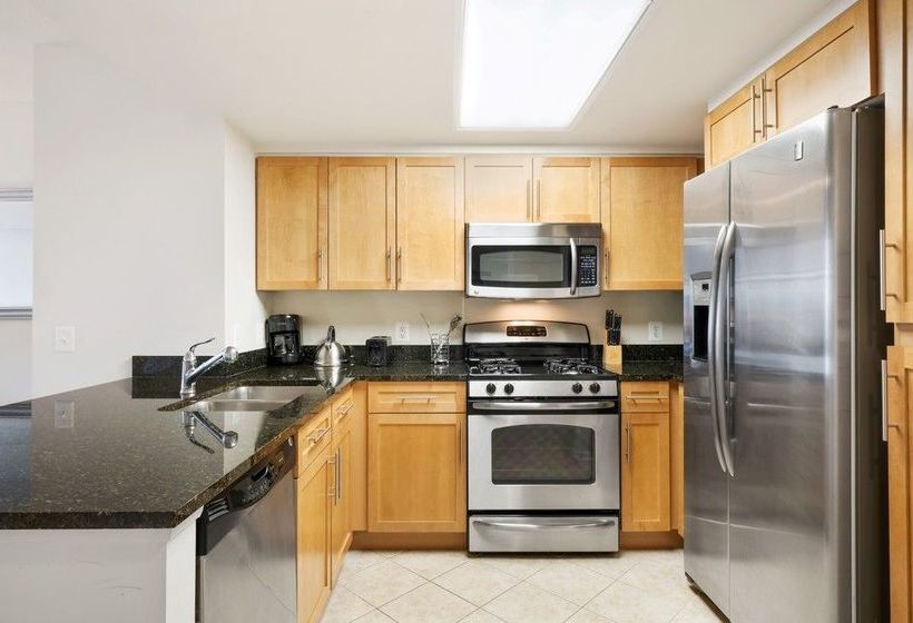 هتل Global Luxury Suites at Metropolitan South