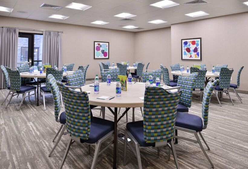 هتل Homewood Suites By Hilton Des Moines Airport