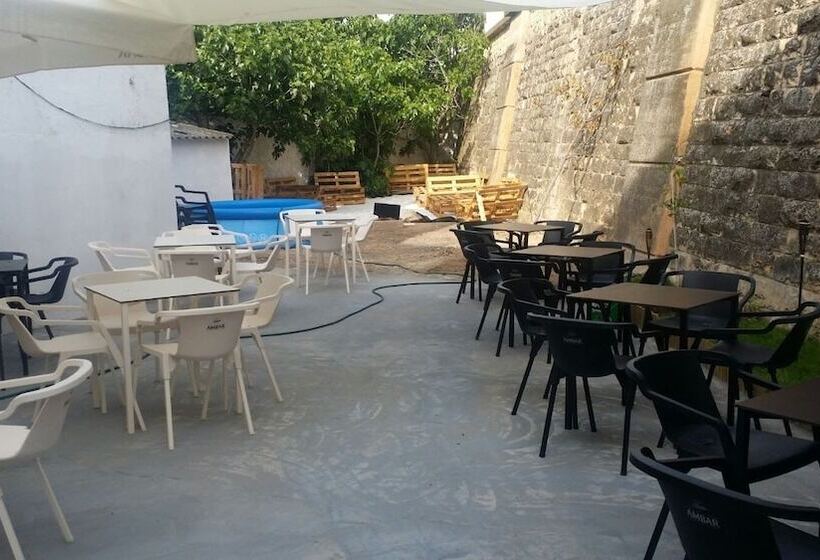 هتل Hostal Restaurante Avenida