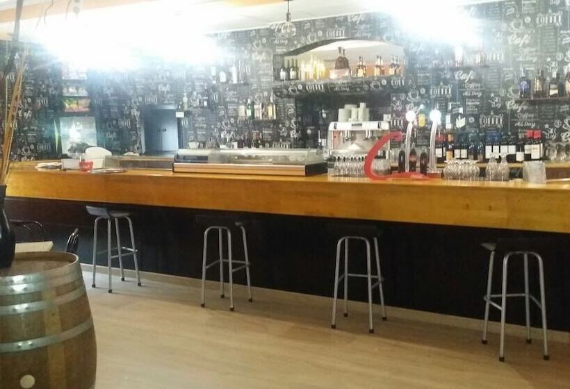 هتل Hostal Restaurante Avenida
