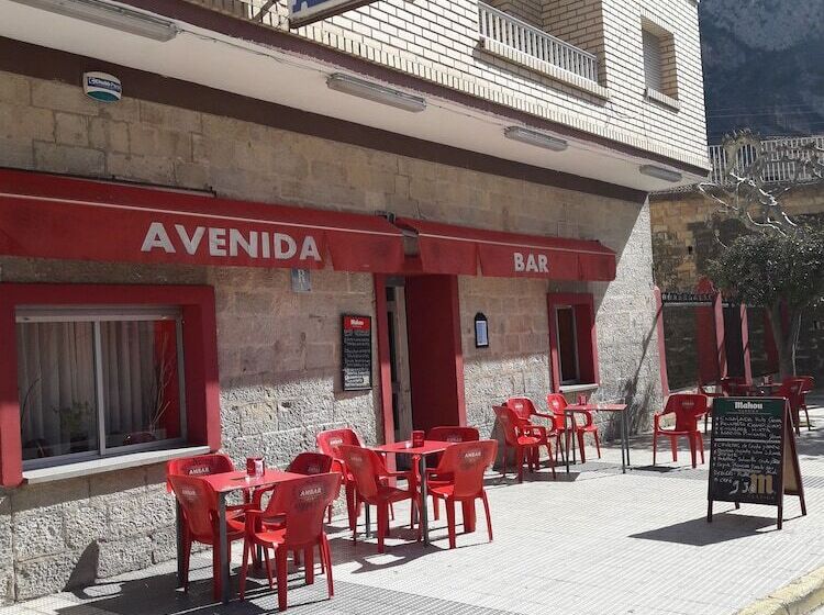 هتل Hostal Restaurante Avenida