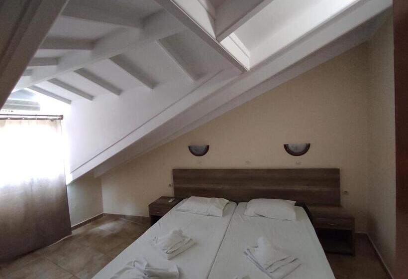 هتل Kavos Plaza