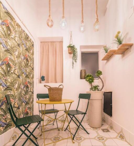 هتل Voilà Rooms Guest House