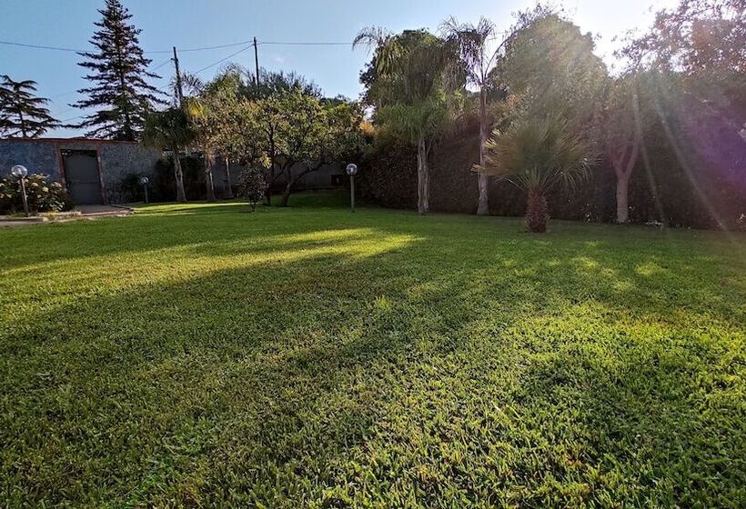 هتل Villa Feluchia Tra Il Mare E Il Vulcano