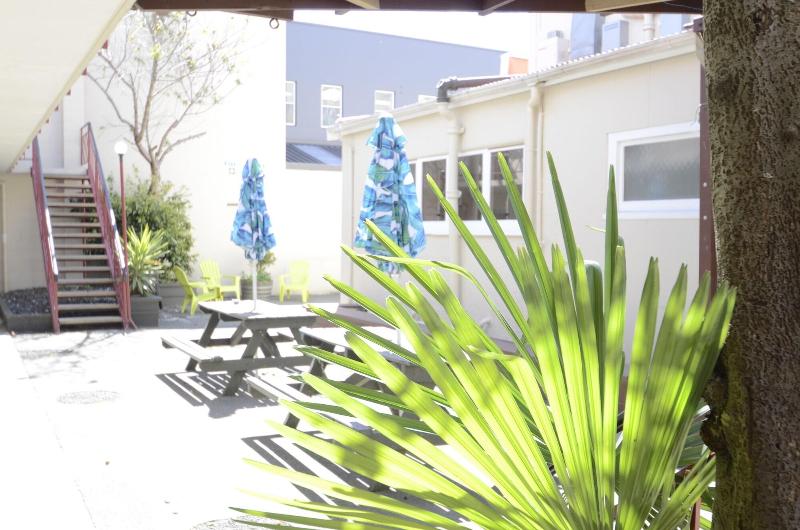 هتل Bridge Backpackers