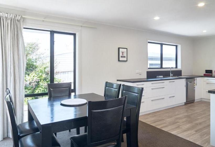 هتل Brookside Villa