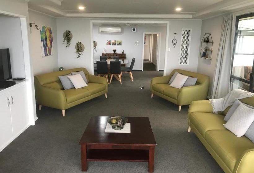 Отель Oamaru Holiday Homes 92 Aln Street