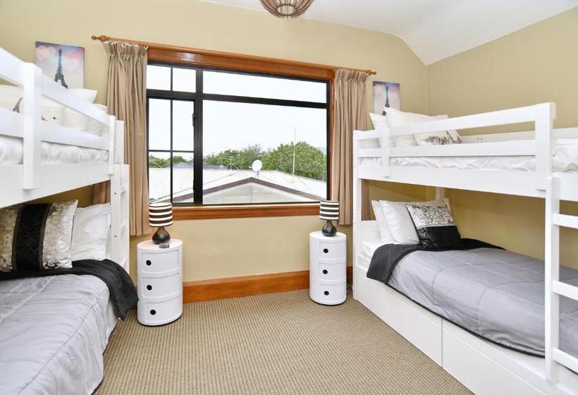 هتل Racecourse Villa - Christchurch Holiday Homes