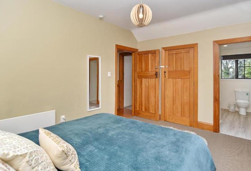 هتل Racecourse Villa - Christchurch Holiday Homes