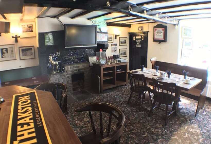 Отель The Fox & Hounds Inn