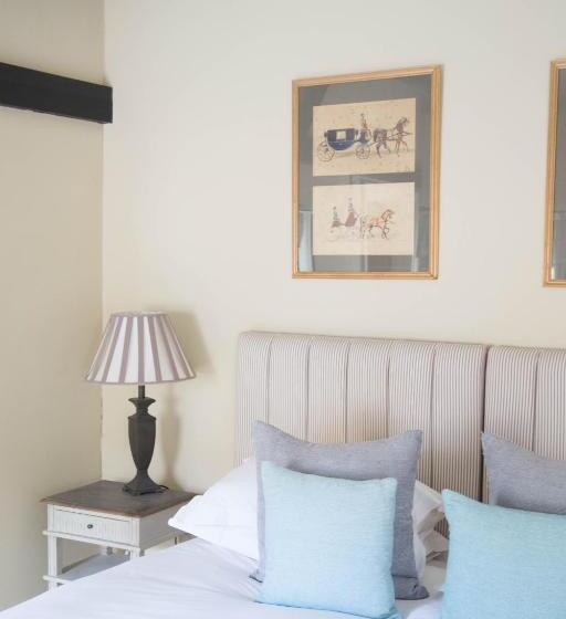 هتل King John Inn