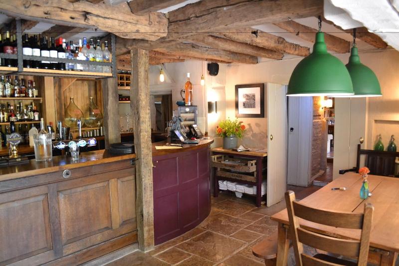 هتل The Old House Inn