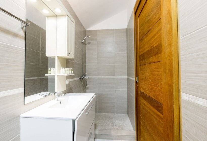 ホテル Tropicana Suites Deluxe Beach Club & Pool