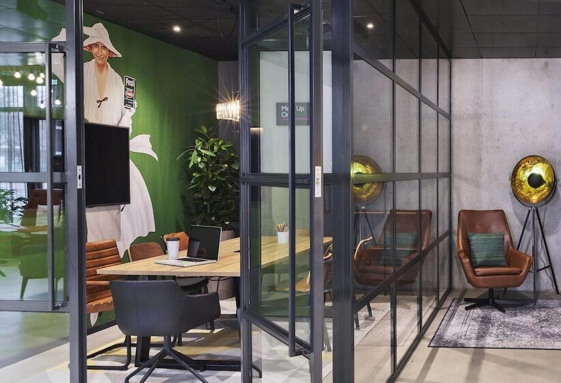 Отель Moxy Duesseldorf South