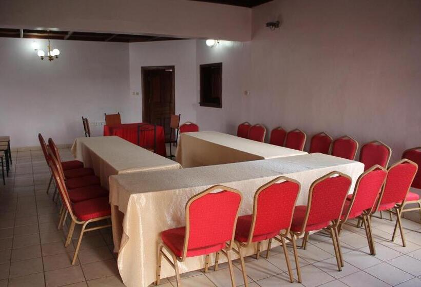 هتل Kings Hospitality Centre