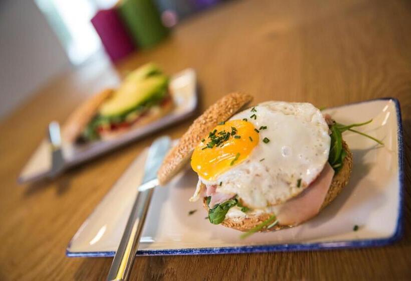 هتل Holiday Iv Gardan