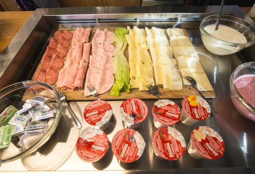 هتل Holiday Iv Gardan