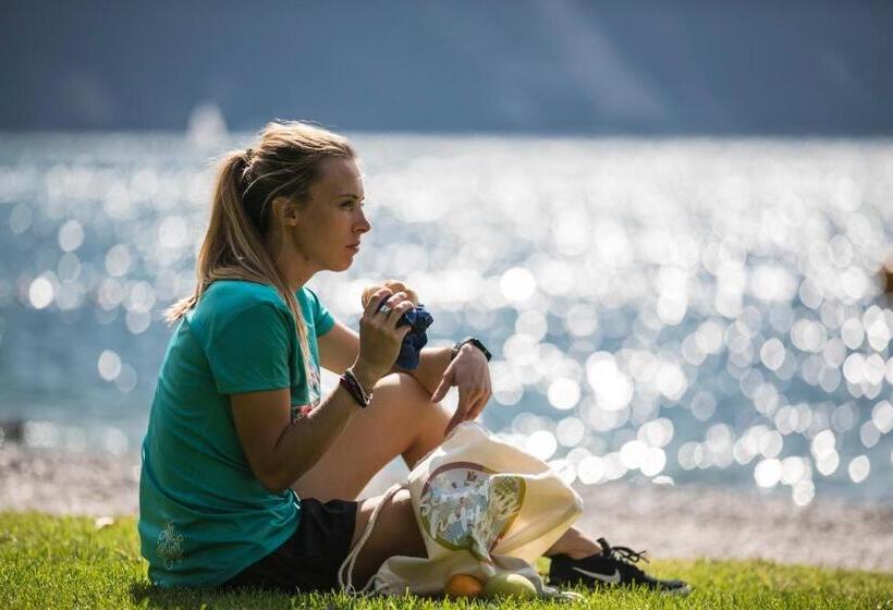 هتل Holiday Iv Gardan