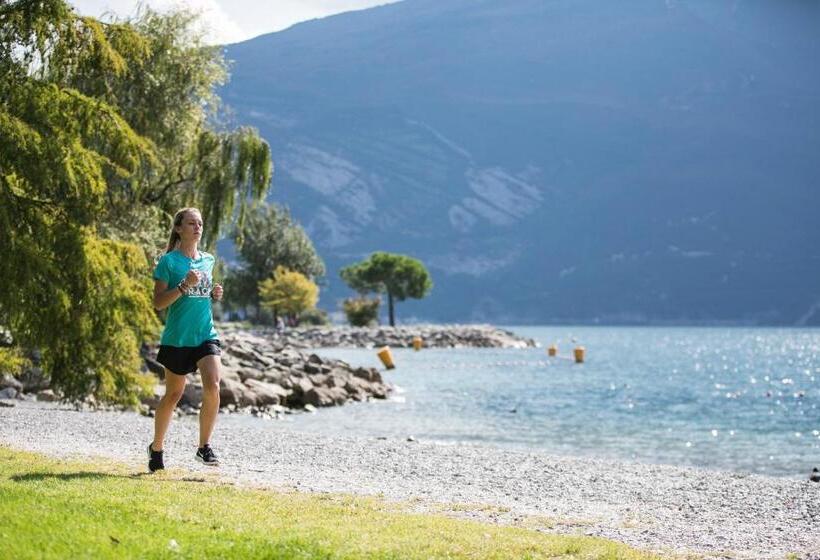 هتل Holiday Iv Gardan