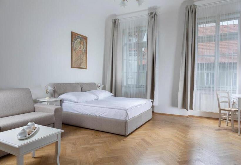 Fotos del hotel Three Golden Crowns Apartments:  32