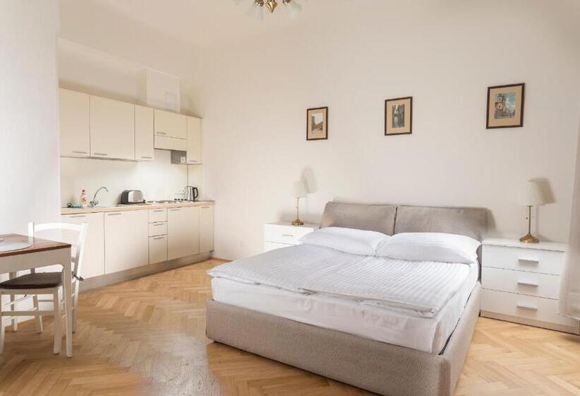 Fotos del hotel Three Golden Crowns Apartments:  33