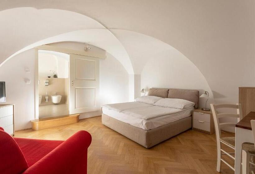 Fotos del hotel Three Golden Crowns Apartments:  35