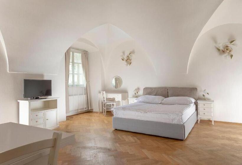 Fotos del hotel Three Golden Crowns Apartments:  39