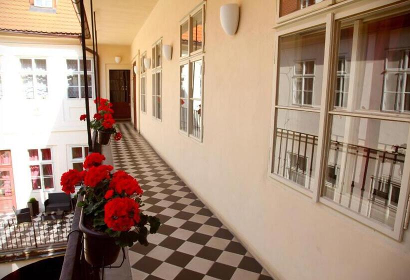 Fotos del hotel Three Golden Crowns Apartments:  4