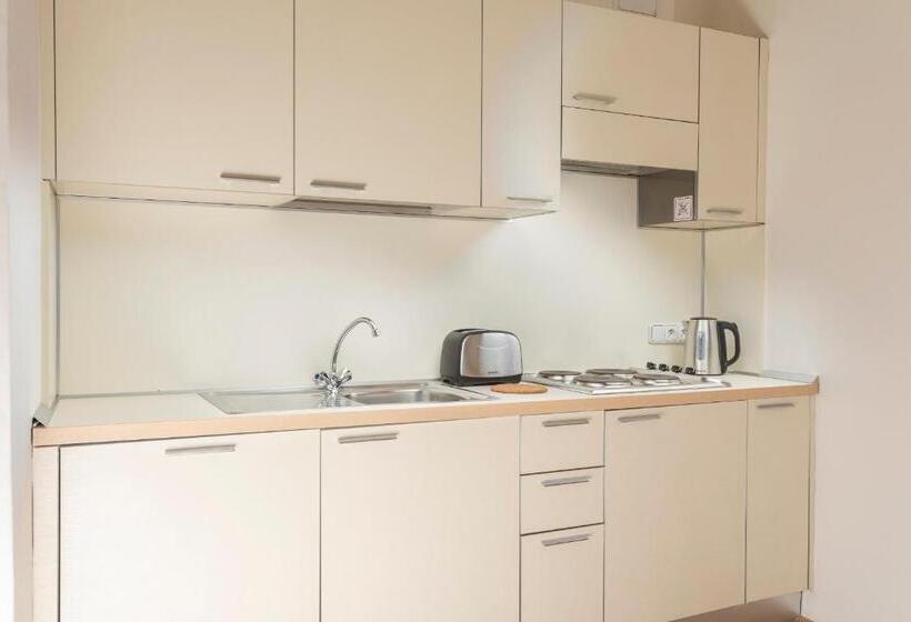 Fotos del hotel Three Golden Crowns Apartments:  7