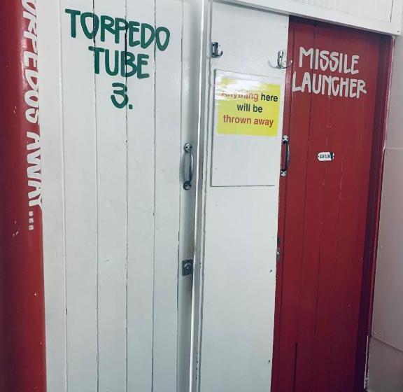 فندق Yellow Submarine Backpackers