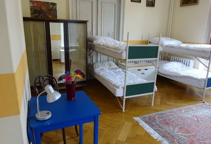 هتل Hummel Hostel   Historische Stadtvilla Mit Garten