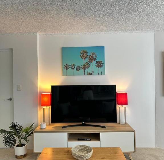 בית מלון כפרי Meridian Tower Kirra Beach