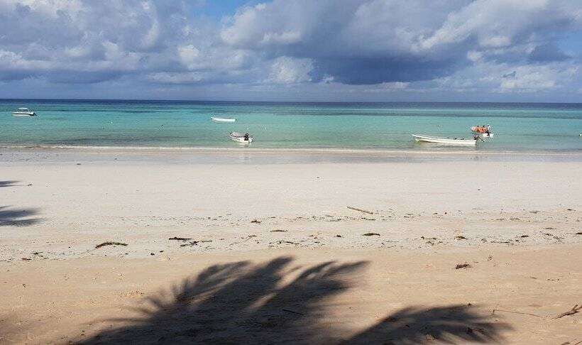 هتل Ocean Breeze Lodge