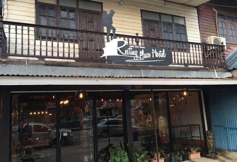 هتل Resting Place Hostel