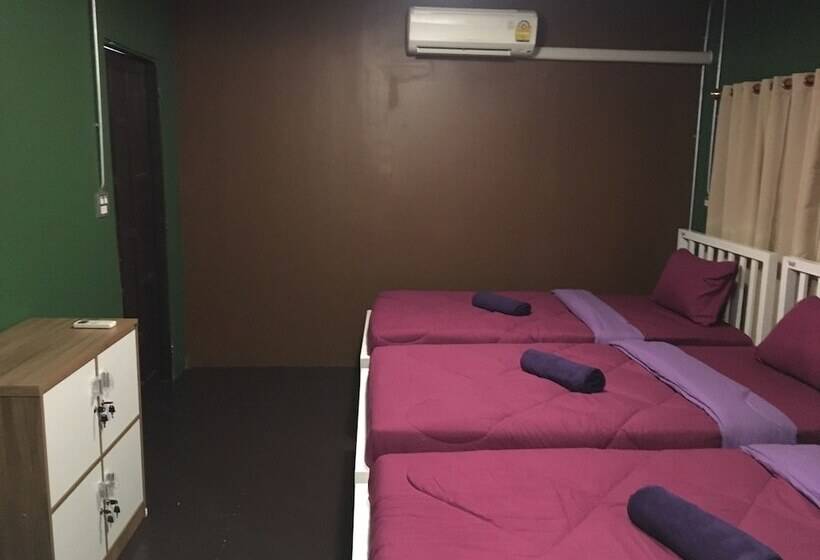 هتل Resting Place Hostel