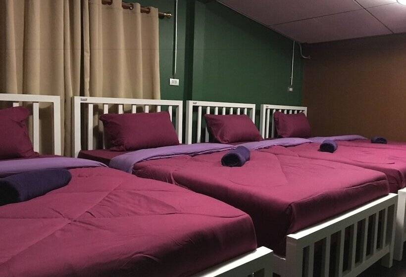 هتل Resting Place Hostel
